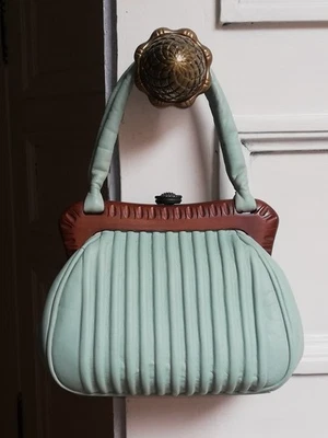 Petit sac en cuir vert amande ancien année 50  couture  - Photo 1/4