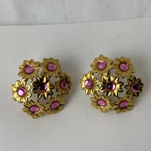 Pendientes Trifari Vintage Cristal Rosa Tono Oro Flor Post Firmados - Imagen 1 de 7