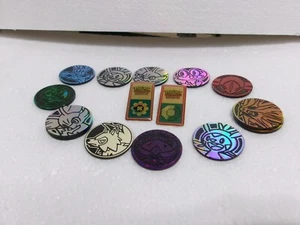 Juego de cartas coleccionables Pokémon 1999 13 monedas de coleccionista 2 insignias de liga Zoroark etc. - Imagen 1 de 18