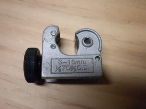 Vintage Mini Adjustable ( 3-16mm ) 1/8" to 5/8" OD Hand Held Tube / Pipe Cutter - Picture 1 of 7