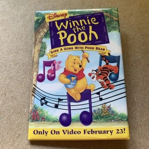 WINNIE THE POOH SING A SONG WITH POOH BEAR DISNEY MOVIE PIN BUTTON SAMMLERSTÜCK - Bild 1 von 2