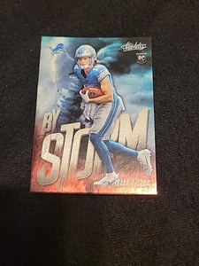 2025 Panini Absolute Football - Isaac TeSLAA #5 By Storm Rookie RC Detroit Lions - Bild 1 von 2