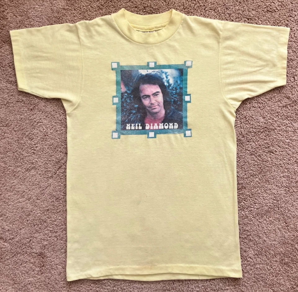 Camiseta De Colección 1 De 1 En eBay Rara 1976 Neil Diamond EE. UU. Talla S 34-36 Amarilla Foto 1 de 4