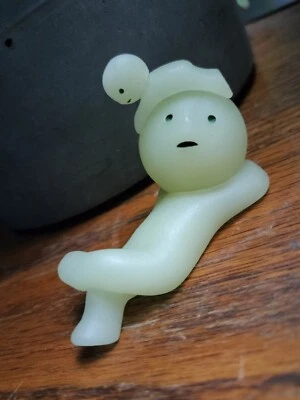 SMISKI 系列 4 LAZY 罕见阳光天使收藏品雕像在黑暗中发光 — 第 1/2 张图片