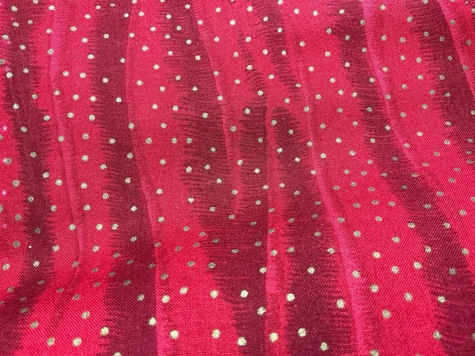 Lindo tecido vermelho com pontos dourados. 4 jardas - Imagem 1 de 1
