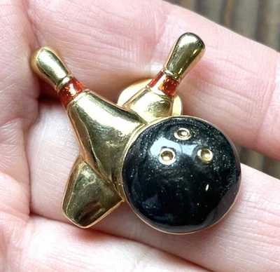 Bola de boliche Avon y alfileres solapa corbata tono dorado blanco y negro 1 3/8 pulgadas Foto 1 de 4