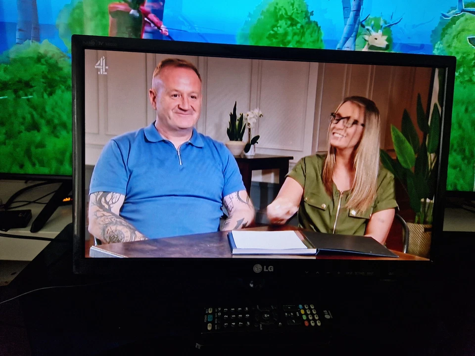 LG HD TV M2232D-PZ LED 21.5 inches - Freeview Black With Remote Control VGC - Image 1 of 4