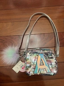 Justice Mädchen rosa Pailletten "A" Handtasche mit flauschigem Quastenball Neu mit Etikett - Bild 1 von 2