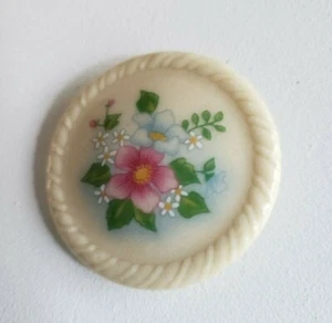 Vintage Keramik signierte Avon runde Blumen Button Anstecknadel Brosche weiß rosa - Bild 1 von 6