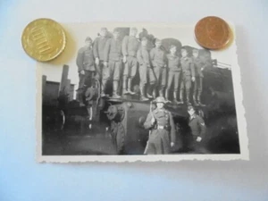Foto Wehrmacht Soldaten auf Zug Lokomotive - Picture 1 of 2