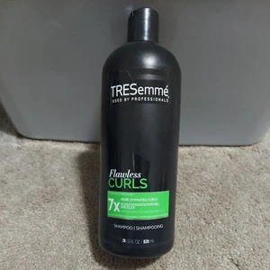 Tresemme Feuchtigkeitsspendendes Shampoo makellose Locken, 28 Oz. - Bild 1 von 2