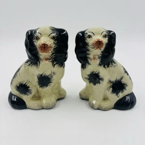 Vintage Staffordshire Reproduktion Paar Spaniel Mantelhunde schwarz & weiß Cottage - Bild 1 von 12