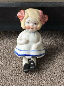 Seltene antike Vintage Biskuit Puppe Figur rosa Schleifen Gelenk Beine geformte Kleidung - Bild 1 von 6