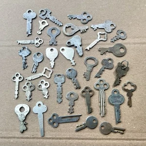 Antique Lot Of 35 Flat Skeleton Keys Eagle Yale Towne Corbin John Deere Vintage - Bild 1 von 24