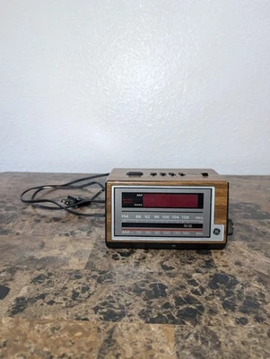 General Electric GE ALARM CLOCK Model 7-4601A AM FM Radio Vintage TESTED  - Image 1 of 4