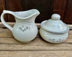 Juego de crema y azucarero Pfaltzgraff con tapa - patrón floral gris  - Imagen 1 de 15