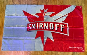 De colección NUEVO Smirnoff Bandera Bandera Publicidad Exhibición Hombre Cueva Bar Garaje 56"x33" - Imagen 1 de 6