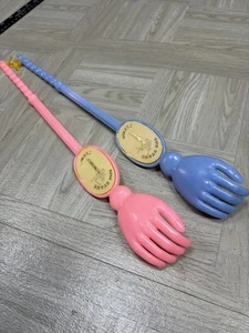 Vintage Lot 2 Bob Evans Farmen Rückenkratzer blau pink USA Md Bauernhaus Deko - Bild 1 von 13