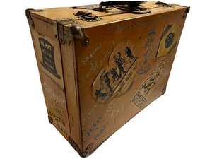 Antigua caja de patín de madera pintada de arte popular con pegatinas de época pin up - Imagen 1 de 21