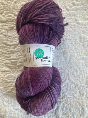 Hilo blando McMullin Fiber Co. ~ SuperWash Merino, nailon ~ mora púrpura Foto 1 de 3