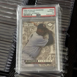 1999 Black Diamond Mystery Numbers #M28 Tony Gwynn /2800 - quasi nuovo-MT - Foto 1 di 3