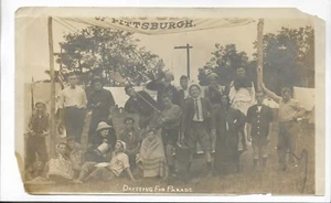 FOTO EN BLANCO Y NEGRO ~ VESTIDO DE COLECCIÓN PARA DESFILE (HALLOWEEN), PITTSBURGH, PA ~ 5 X 7 3/4" - Imagen 1 de 2