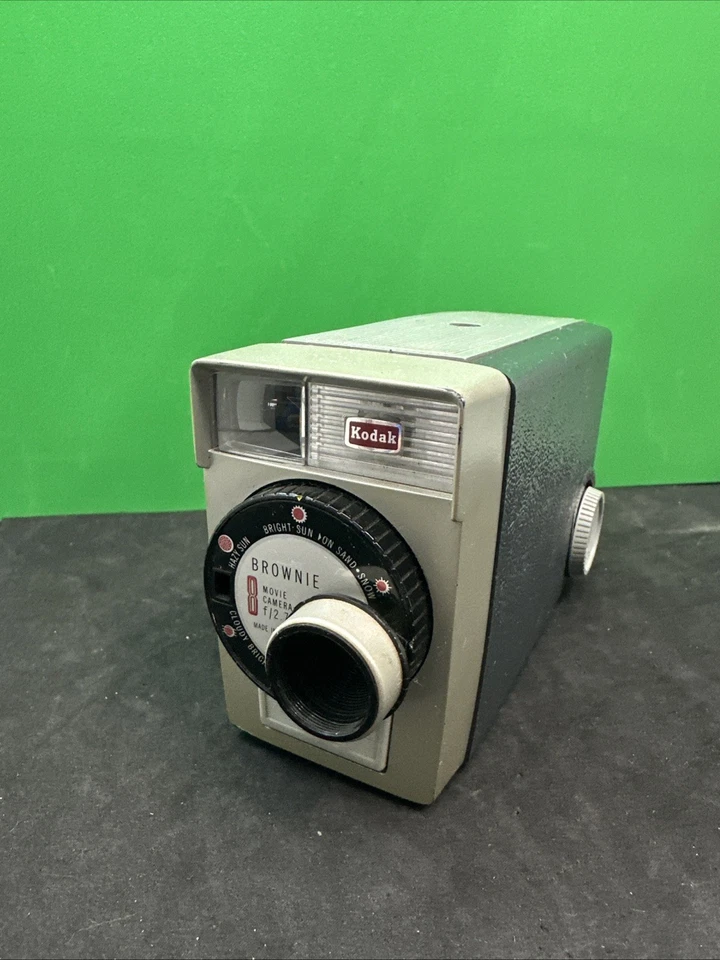 Cámara de película Kodak Brownie de colección 8 mm F 2,7 funcionando perfecta grabación vintage Foto 1 de 4