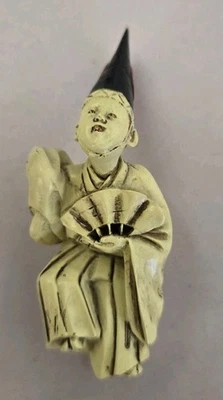 Réplica japonesa tallada Netsuke estatuilla hombre con abanico y sombrero negro con punto rojo Foto 1 de 4