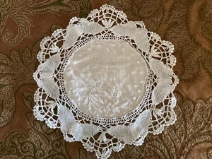 Exquisite 7" Round Vintage Embroidered Linen & Crochet Lace Doily - Picture 1 of 5