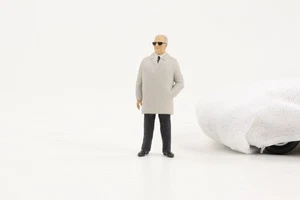1:18 Cartrix Figurine Enzo Ferrari Lunettes Manteau Italien - Picture 1 of 5