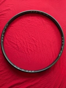 Llanta sin cámara WTB KOM i35 resistente 29" 35 mm ancho Trail 28 orificios 35-622 NUEVA - Imagen 1 de 11