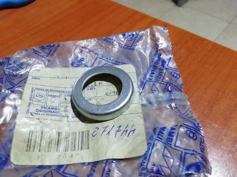 SCODELLINO PARAPOLVERE PER RUOTA ANTERIORE GILERA TYPHOON PIAGGIO 271744 - Immagine 1 di 1