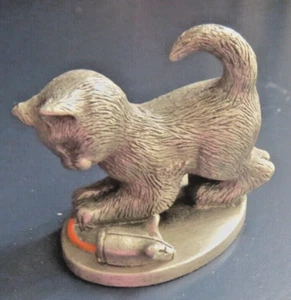 Estatuilla miniatura vintage 1981 Van Heusen peltre gato con ratón - Imagen 1 de 8