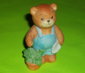 ⭐ VINTAGE ENESCO LUCY RIGG & ME BEAR GARDNER WITH SPADE FIGURE 1980 - Picture 1 of 2