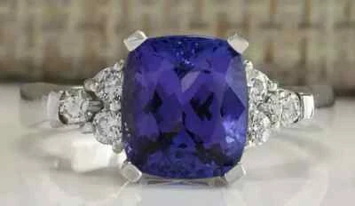 Anillo de compromiso de tanzanita azul creado en laboratorio corte cojín de 4 quilates enchapado en oro blanco de 14 quilates Foto 1 de 4