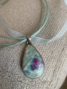 Fuchsite mit Rubin Träne Anhänger/Halskette - Bild 1 von 9