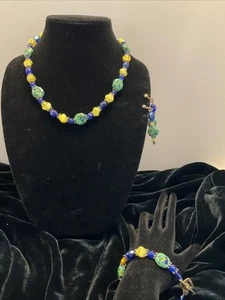 3-TEILIGES SET GLASPERLEN HALSKETTE ARMBAND CLIP OHRRINGE GRÜN BLAU GELB 18 ZOLL - Bild 1 von 7