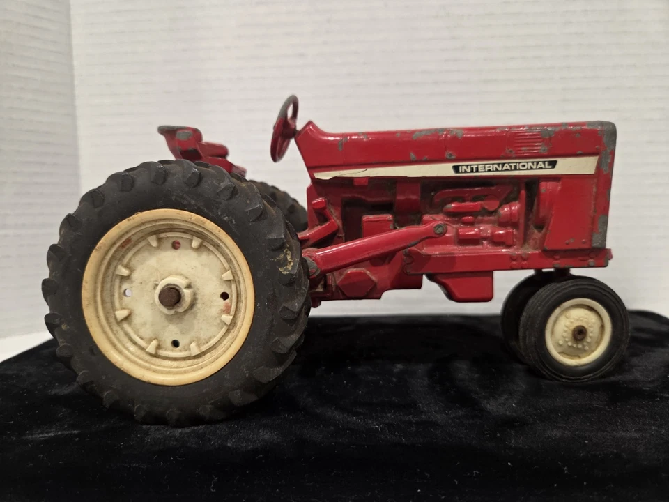 Cosechadora de colección Ertl International tractor diecast frente estrecho rojo EE. UU. Foto 1 de 4
