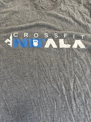 Camiseta CrossFit Noala Hombre Pequeña Gris Next Level Camiseta. Camisa deportiva suave. Foto 1 de 3