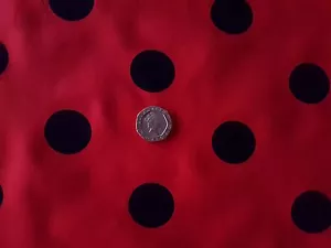 Tela de poli/algodón gran mancha polkadot negra y roja Ladybird - 1 metro completo - Imagen 1 de 2