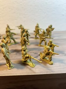 Vintage Army/Infantry Action Figures In Various Poses (24) Pieces - Picture 1 of 8