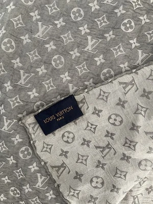 Louis Vuitton Italia Seda Monograma LV Gris Largo Bufanda Chal Foto 1 de 4