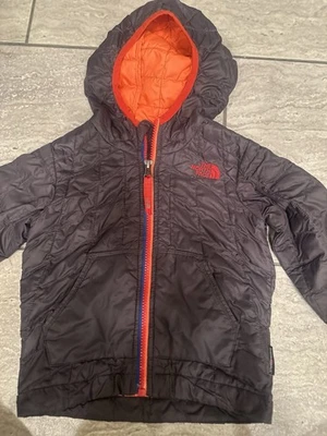 Chaqueta acolchada con capucha The North Face ThermoBall para niños pequeños 2T cremallera completa ligera Foto 1 de 4