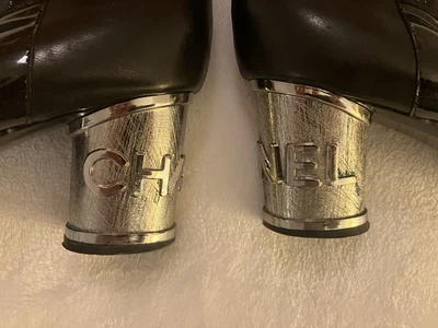 难以置信的香奈儿过膝靴银色标志高跟鞋专利口音 42 欧 11 美国 — 第 1/4 张图片