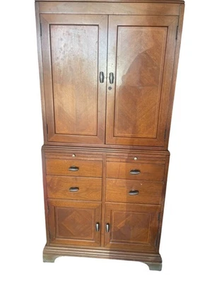 W.D. Gabinete de madera vintage Allison Co. con estantes de vidrio y almacenamiento marrón y día Foto 1 de 4