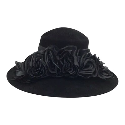 Sombrero de vestir vintage de terciopelo negro KŌKIN New York con flores de seda negras Foto 1 de 4