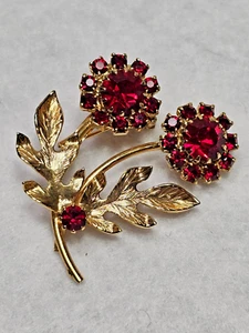 VTG Gold Tone Figural Flower Brooch Pin w/Ruby Red Rhinestones - Picture 1 of 9