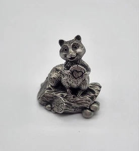 Mini estatuilla artística Hallmark Little Gallery mapache corazón madera tronco diorama - Imagen 1 de 10