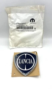 Fries Firmenzeichen vorne Lancia Thema -ORIGINAL MOPAR- K68091585AA - Bild 1 von 7