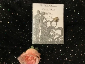.VINETAGE, RUSTIKAL, LASERGESCHNITTENES SILBER GLITZER MR & MRS HOCHZEITSEINLADUNG - Bild 1 von 7